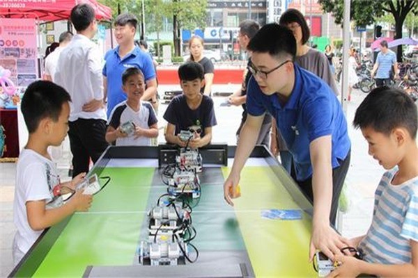 西觅亚机器人教育